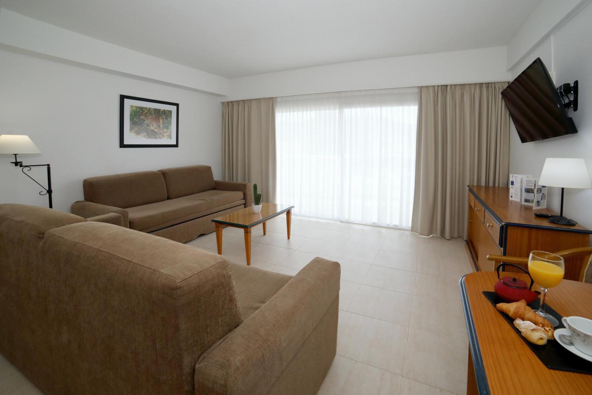 Pyr Aparthotel 3*